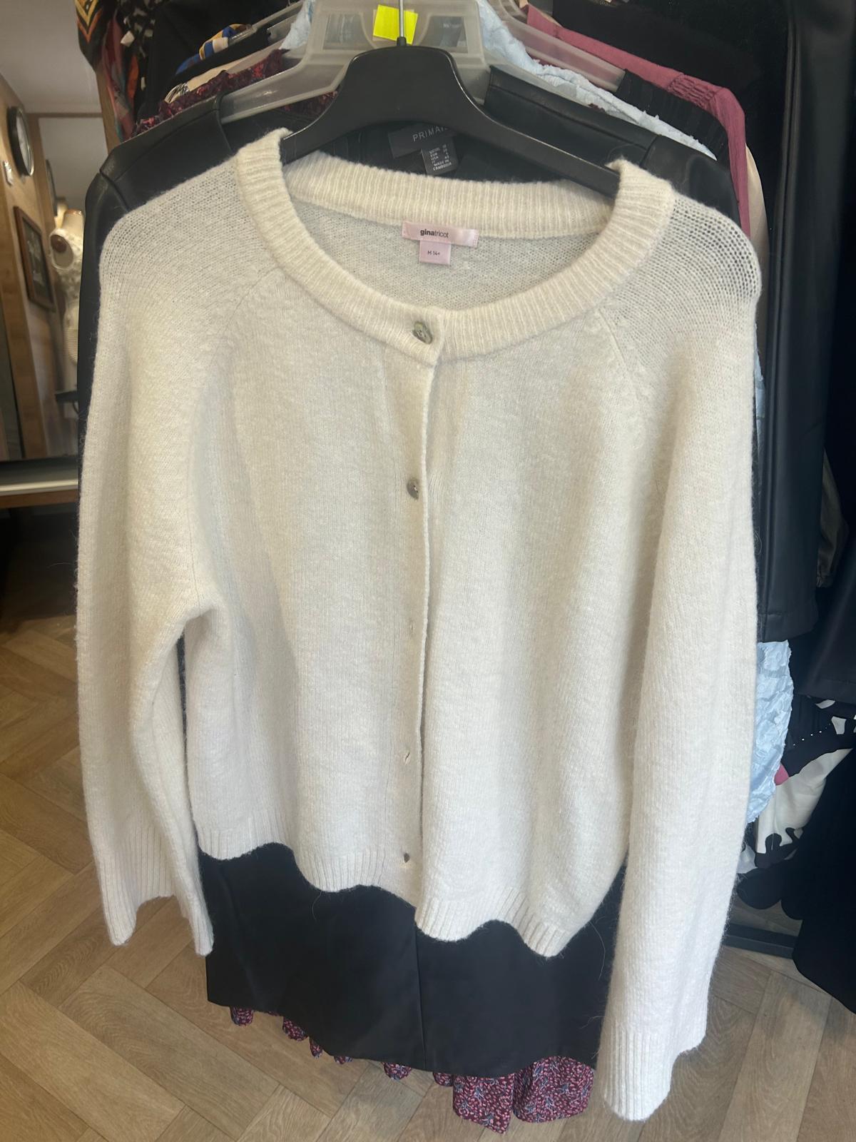 Sweter biały zapinany na  guziki, wełna