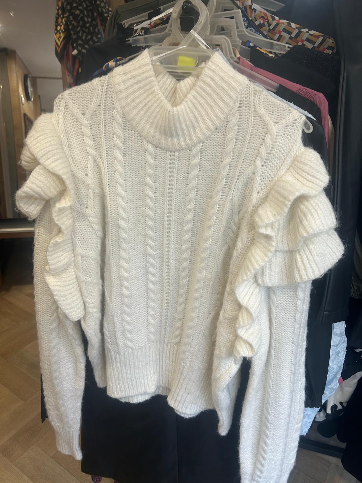 Sweter biały z falbanami
