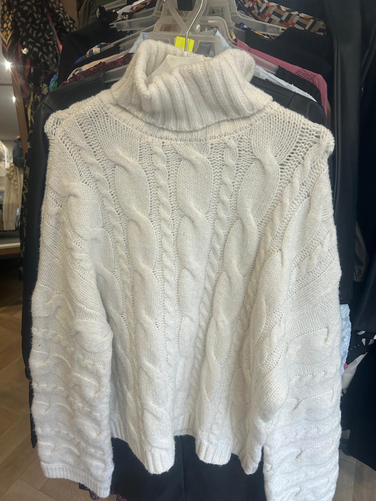 Sweter biały, warkocze, golf