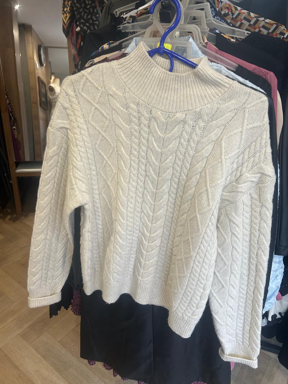 Sweter ecru, warkocze, golf